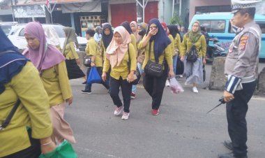 Polisi Cikupa Atur Lalu Lintas Sore Hari, Warga Merasa Aman dan Nyaman