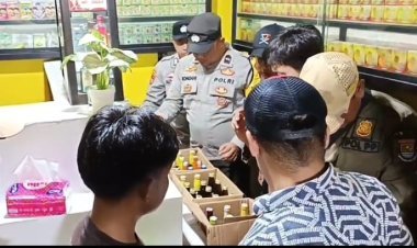 Tindaklanjuti Laporan Masyarakat, Polsek Cisoka Razia Depot Jamu, 122 Botol Miras Disita