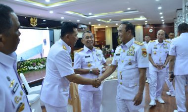 DANKODAERAL IV HADIRI UPACARA SERTIJAB PANGKOARMADA III DAN PEJABAT UTAMA KOARMADA RI