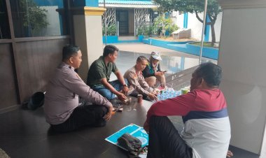 Dekatkan Diri dengan Warga, Personel KSKP Merak Dialogis Bersama Pedagang Asongan