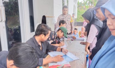 Bhabinkamtibmas Hadir Amankan Bansos PKH di Kecamatan Mancak