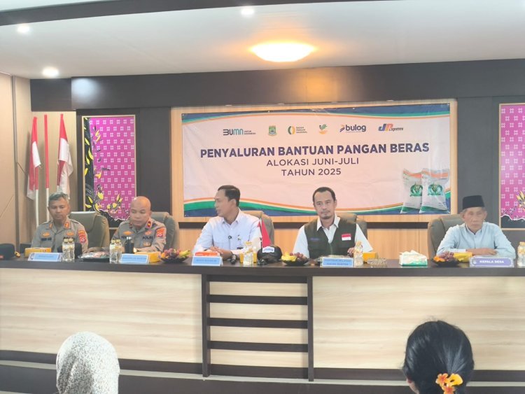 Waka Polda Banten Dampingi Dirut Bulog Salurkan Bantuan Beras untuk Warga Cikupa