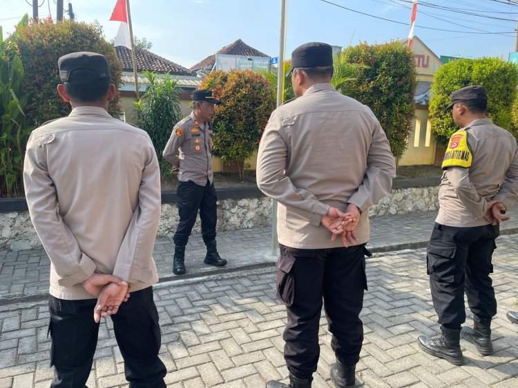 Kapolsek Kronjo AKP I Nyoman Nariana Pimpin Apel Pagi, Tegaskan Pentingnya Kedisiplinan