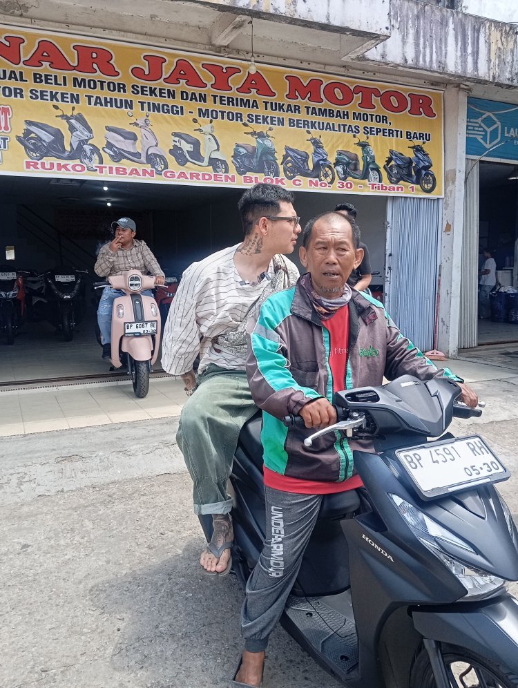 SULTAN SINGAPURA KAI EMILIO BAGI-BAGI MOTOR, SEMBAKO, DAN UANG TUNAI DI BATAM