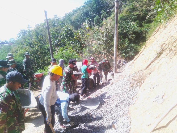 Medan Terjal Dan Terik Matahari, Tak Jadi Penghalang TNI Dan Warga Dilokasi TMMD