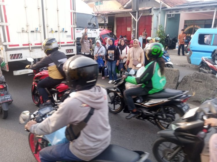 Polsek Cikupa Laksanakan PECAK Sore, Pastikan Arus Lalu Lintas Lancar di Jalur Padat