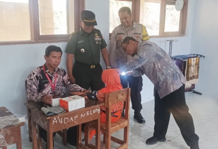 Danramil Pupelem Dampingi Murid SD Terima Imunisasi