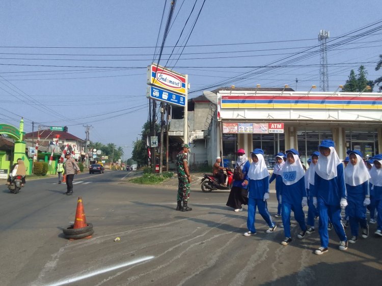 Kodim 0601/Pandeglang Amankan Lomba Gerak Jalan HUT RI ke-80 di Kecamatan Menes