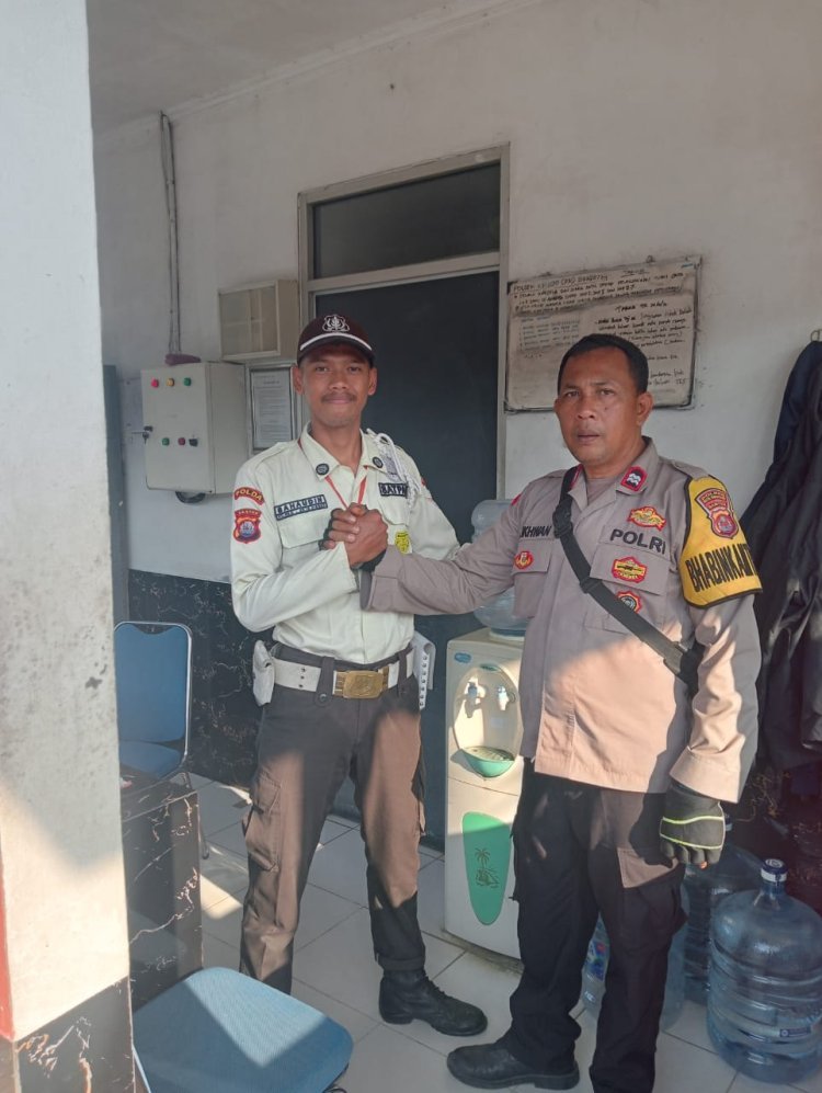 Bhabinkamtibmas Polsek Kronjo Sambangi Security PT Java Bakung, Sampaikan Imbauan Kamtibmas