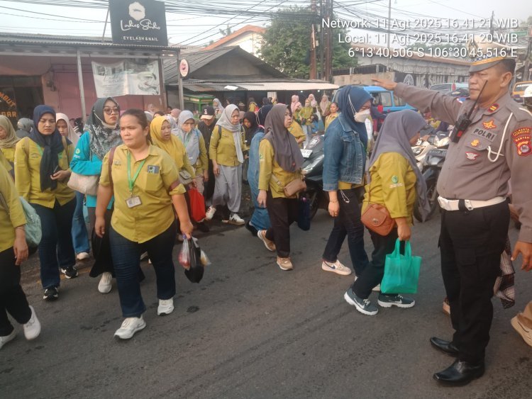 Polsek Cikupa Atur Lalin Sore Hari, Arus Kendaraan di Pertigaan Columbus Lancar