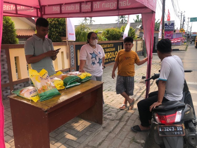 Beras 5 Kg Dijual Murah, Polsek Kronjo Ringankan Beban Warga