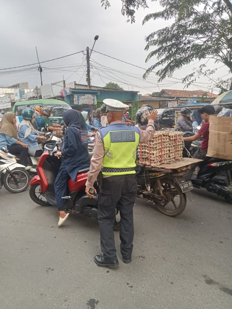 Anggota Satlantas Polsek Balaraja Polresta Tangerang Tertibkan Arus Sore di Jln Raya Kresek Portal Balaraja