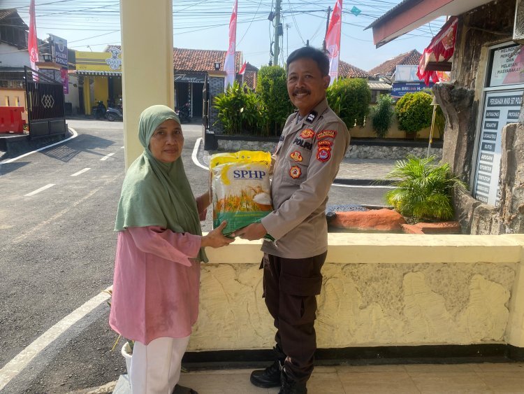 Polsek Kronjo Gelar Gerakan Pangan Murah, Sediakan Ratusan Paket Beras untuk Warga