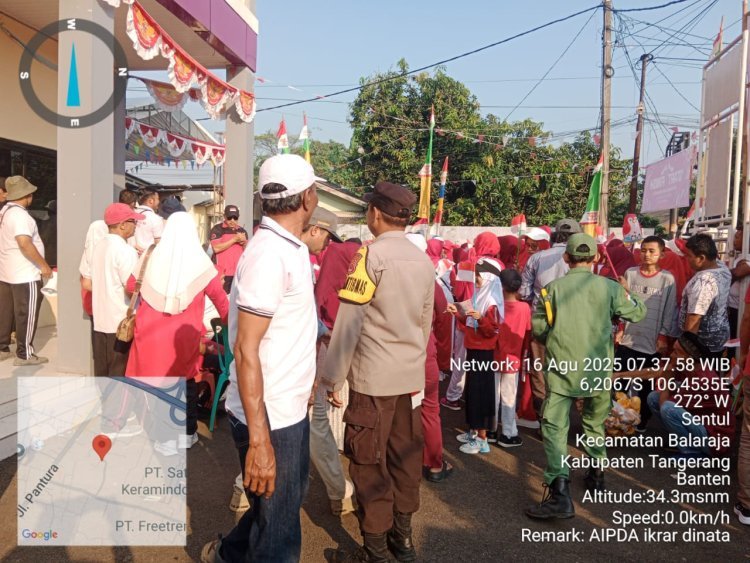 Pengamanan Jalan Santai dan Pembagian Hadiah oleh Bhabinkamtibmas Polsek Balaraja Polresta Tangerang dalam Rangka HUT ke-80 RI di Desa Sentul 51