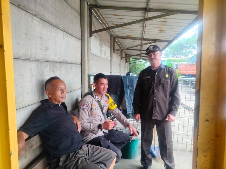 Bhabinkamtibmas Cibadak Sambangi Security dan Warga, Dorong Sinergi Jaga Kamtibmas