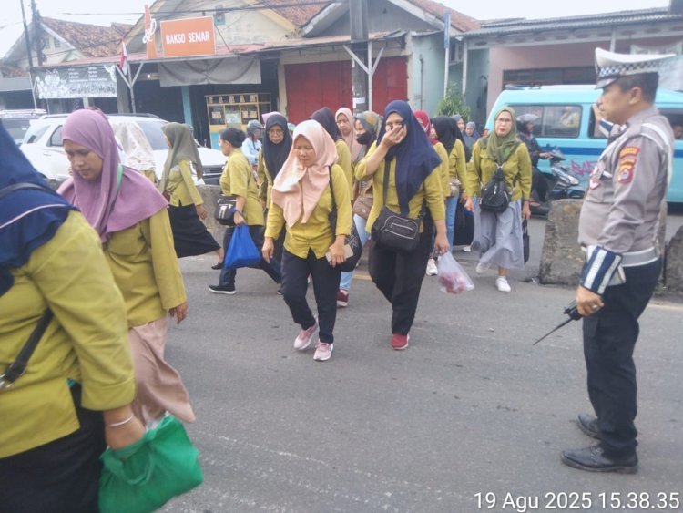 Polisi Cikupa Atur Lalu Lintas Sore Hari, Warga Merasa Aman dan Nyaman
