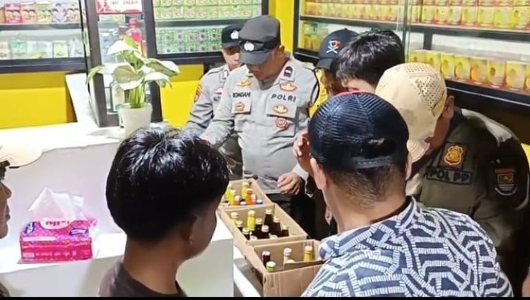 Tindaklanjuti Laporan Masyarakat, Polsek Cisoka Razia Depot Jamu, 122 Botol Miras Disita