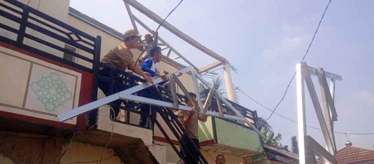 Polsek Tigaraksa Laksanakan Kegiatan Kerja Bakti di Ponpes Darut Tafsir, Desa Taban Kecamatan Jambe