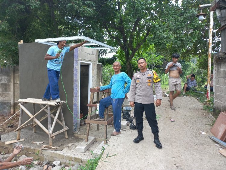Bhabinkamtibmas Pasir Gadung Sambang dan Kerja Bakti Pembuatan WC Makam