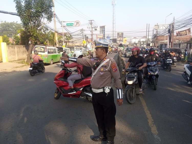 Kanit Lantas Polsek Cikupa Terjun Langsung Atur Lalin di Pagi Hari
