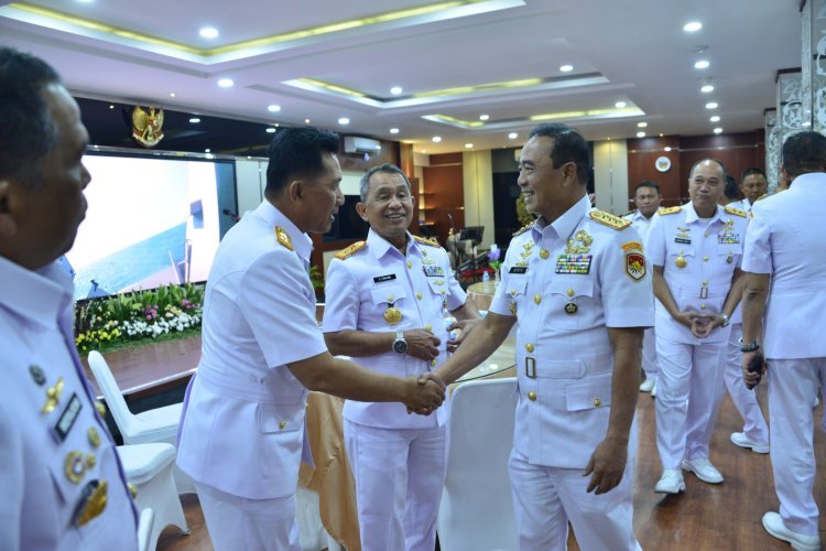 DANKODAERAL IV HADIRI UPACARA SERTIJAB PANGKOARMADA III DAN PEJABAT UTAMA KOARMADA RI