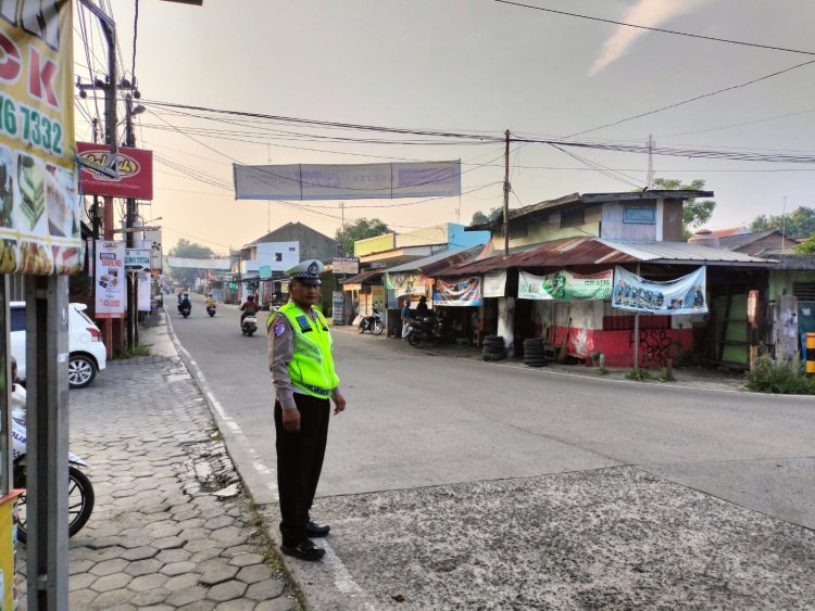 Tertibkan Jalan Arteri, Polsek Cilegon Kawal Kelancaran Lalu Lintas