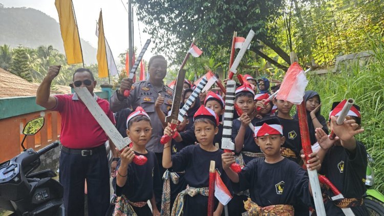 Kawal Lomba 17 Agustus, Bhabinkamtibmas Jaga Keamanan dan Ketertiban Warga