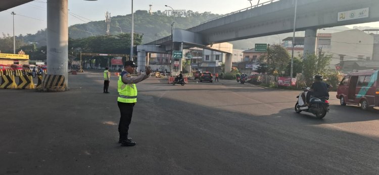 Pengaturan Kendaraan Dilaksanakan Personel Polsek KSKP Merak Polres Cilegon Polda Banten