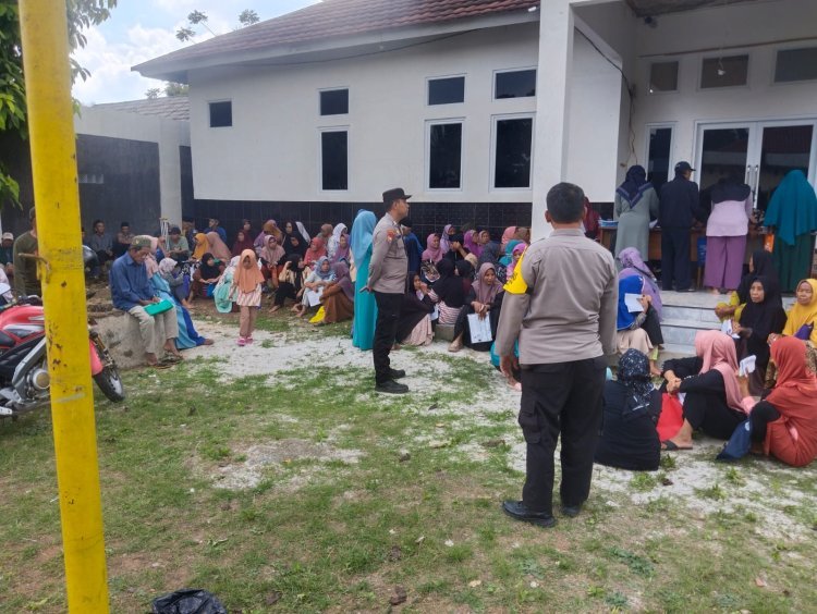Penyaluran Bansos di Mancak Dikawal Ketat, Polsek Jamin Keamanan Warga