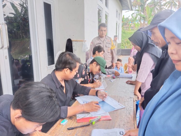 Bhabinkamtibmas Mancak Ajak Warga Tertib Saat Penyaluran PKH & Sembako
