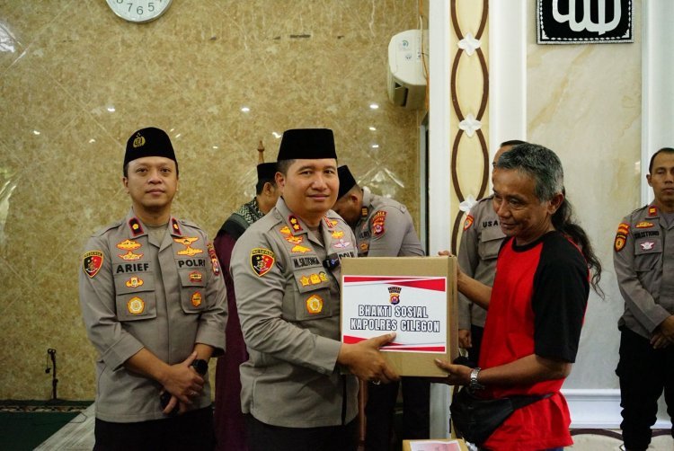 Kapolres Cilegon Bagikan Bingkisan untuk Ojol Usai Doa Bersama