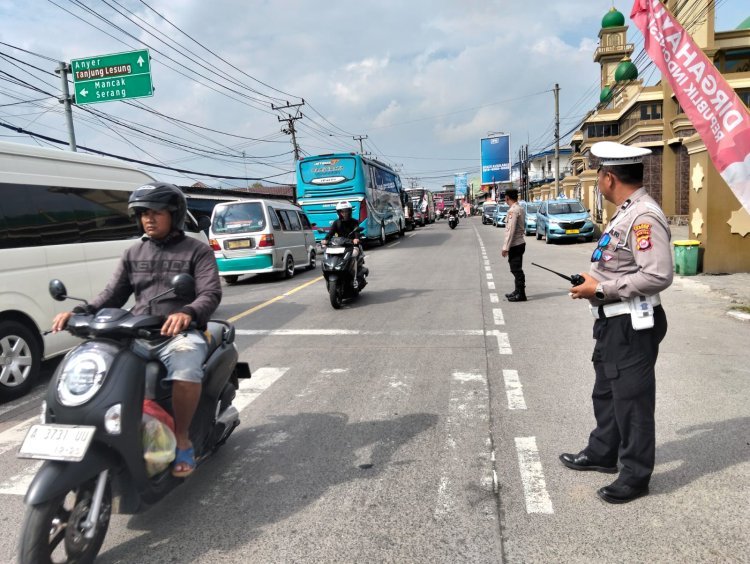 Jaga Kondusifitas Jalan Raya, Polsek Anyar Laksanakan Pengaturan Pagi Hari