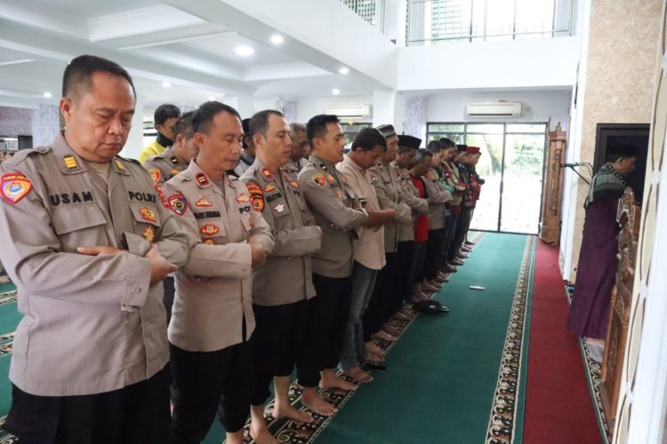 Polres Cilegon dan Komunitas Ojol Gelar Doa Bersama di Masjid Al-Hidayah