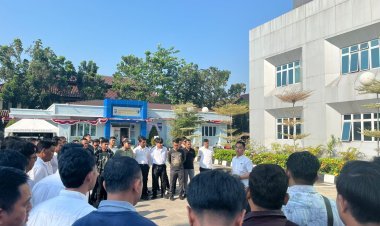 Kasat Reskrim Polresta Tangerang Berikan Arahan Personel PAM Demo Mahasiswa di DPRD