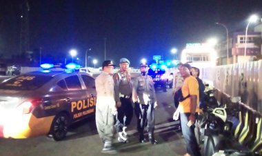 Polisi Bantu Warga Pecah Ban, Polsek Pulomerak Tunjukkan Sisi Humanis