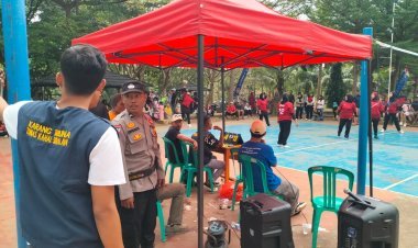 Ciptakan Keakraban, Bhabinkamtibmas Pulomerak Terjun ke Lapangan Ikuti Suasana Perlombaan