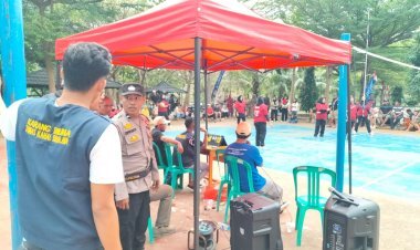 Jalin Komunikasi, Bhabinkamtibmas Pulomerak Sambangi Warga di Kegiatan Perlombaan