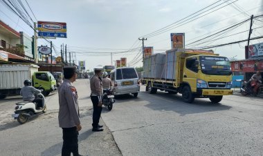 Pengaturan Lalin Polsek Anyar Dukung Kegiatan Warga di Jalan Raya