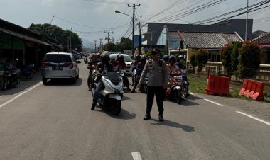 Jaga Kamseltibcar, Polisi Anyar Atur Arus Kendaraan di Jalan Raya Cinangka