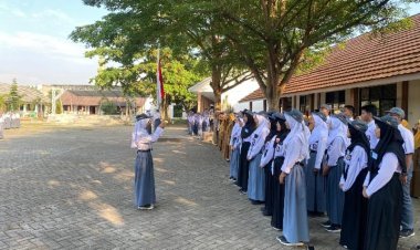 Kanit Binmas Polsek Purwakarta Dampingi Dit Lantas Polda Banten Jadi Pembina Upacara di SMAN 2 KS
