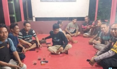 Bhabinkamtibmas Ajak Warga Ciptakan Lingkungan Kondusif Melalui Siskamling