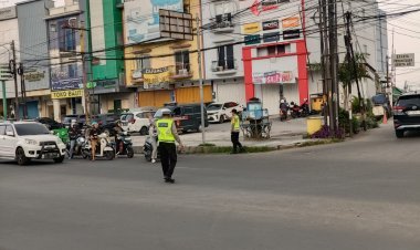 Polsek Cilegon Atur Lalu Lintas Pagi Hari, Warga Senang Arus Lancar