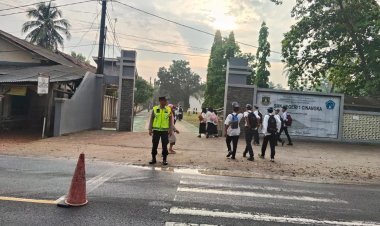 Pelayanan Prima, Polsek Cinangka Atur Arus Lalu Lintas Pagi