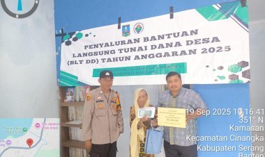 Polsek Cinangka Jaga Kondusifitas Saat Warga Terima Bantuan BLT-DD