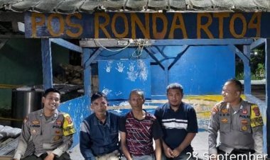 Bhabinkamtibmas Sampaikan Pesan Kamtibmas Saat Sambangi Pos Ronda