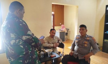 Harmoni Pelayanan Publik: Bhabinkamtibmas dan Staf Desa Cinangka Bersama Warga Ciptakan Rasa Nyaman