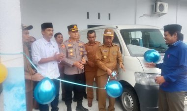 Bupati Aceh Singkil Serahkan Bantuan Masa Panik kepada Korban Angin Puting Beliung di Singkil Utara