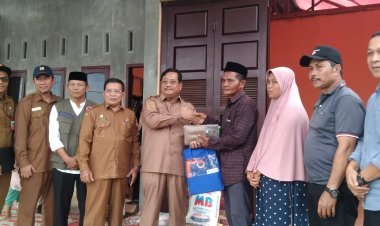 Bupati Aceh Singkil Serahkan Bantuan Masa Panik kepada Korban Angin Puting Beliung di Singkil Utara