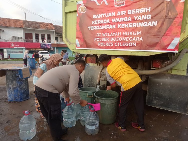 Wujud Kepedulian, Polsek Bojonegara Turun Bantu Warga Kekurangan Air