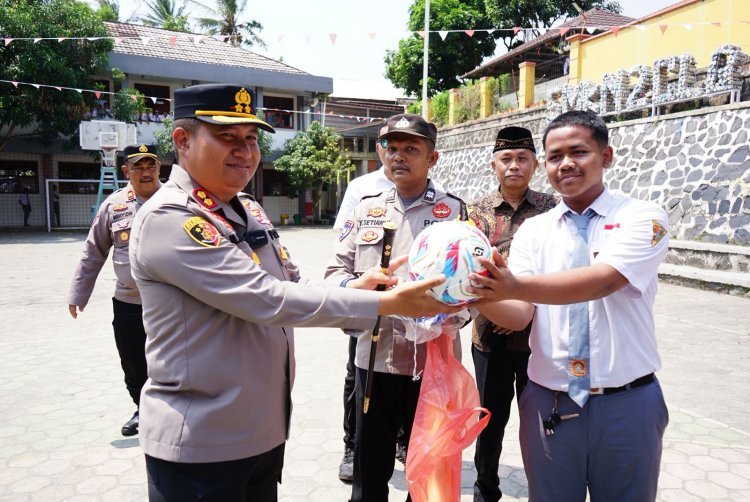 Kapolres Cilegon Bagikan Bantuan Perlengkapan Sekolah dan Alat Olahraga di SMKN 2